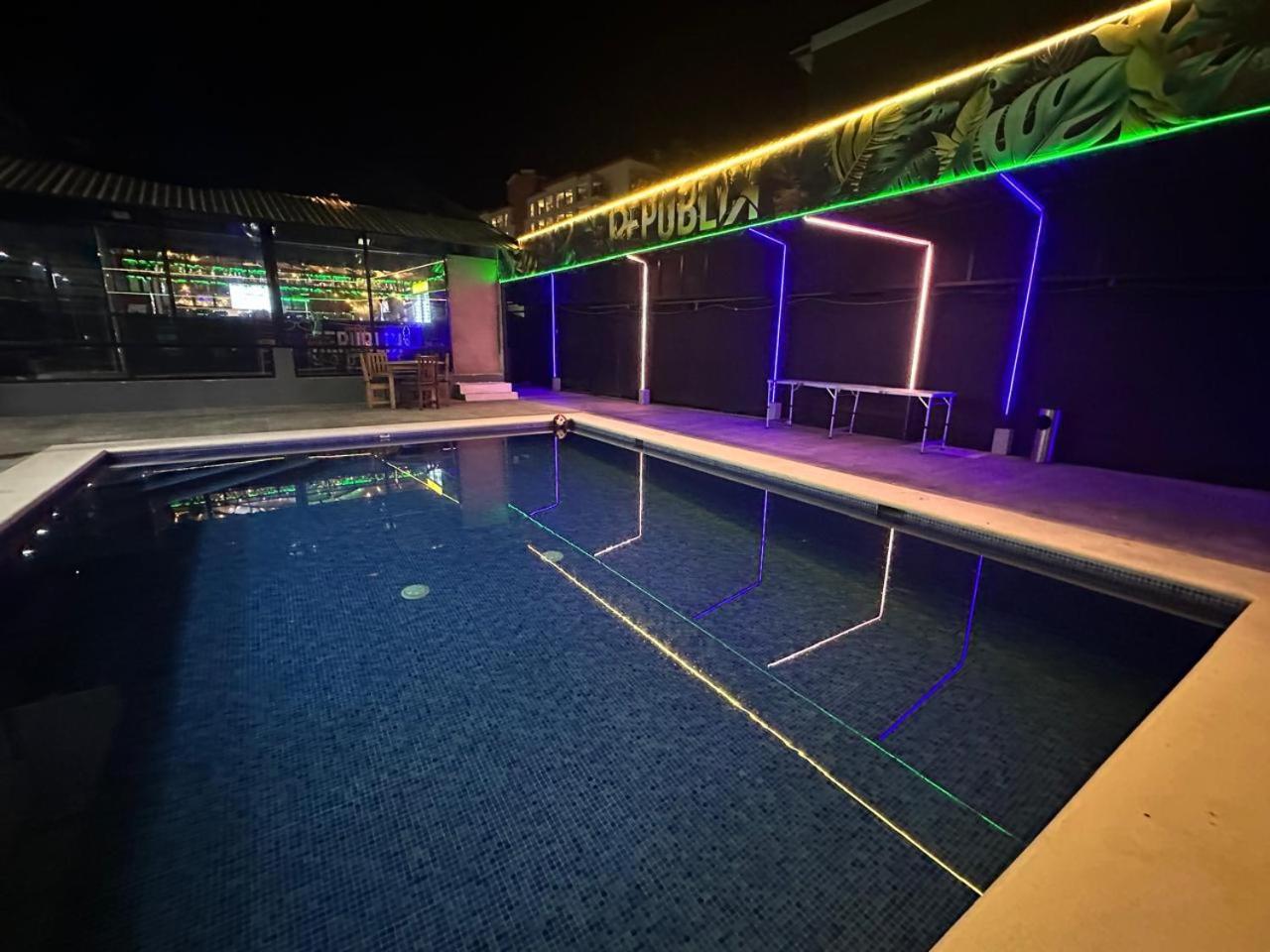 Republik Hotel, Bistro And Nightclub On Site Jaco Luaran gambar